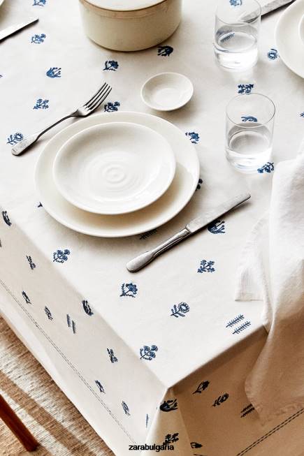 Zara аксесоари 66FT1676 унисекс покривка за маса с бродирани цветя син